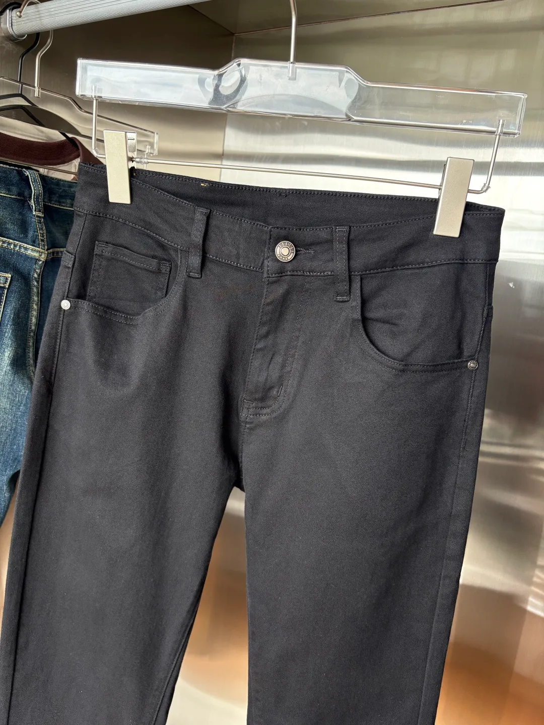 P240 A super stylish pair of jeans, customized original washed denim fabric, unique design, top-notch embroidered letter pattern logo, original hardware accessories decoration, an extremely outstanding pair of jeans, the materials and craftsmanship are extremely luxurious and exquisite, extremely high-grade, handsome and stylish upper body, recommended 👍, 005 code number: 29-38 but not 35; 37